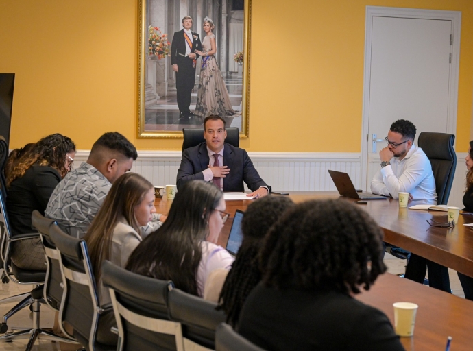 Wever contento di por duna un les di Derecho Constitucional na studiantenan di Universidad di Aruba.